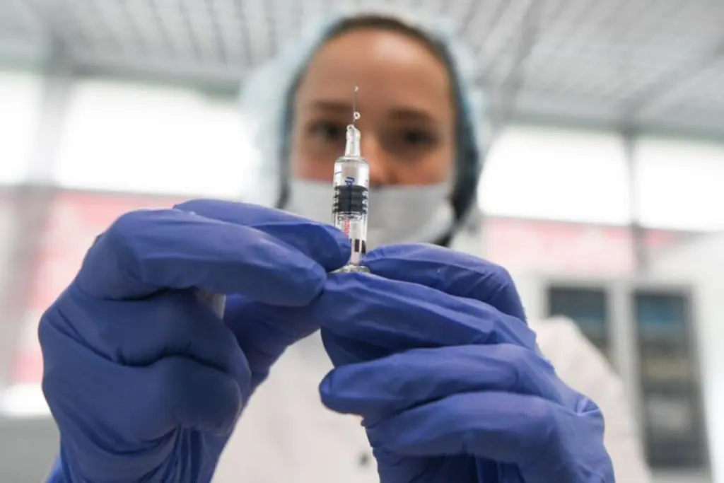 У 4 добровольцев парализовало лицо после приема вакцины Pfizer