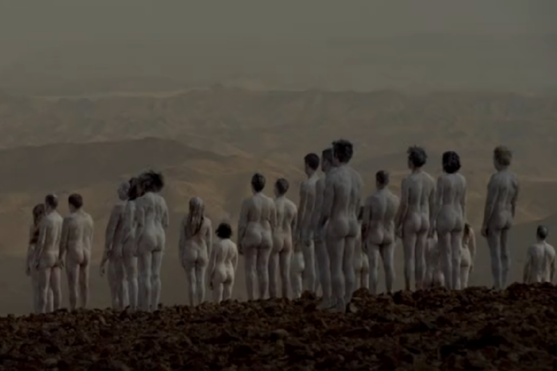 Сотни людей, пытаясь привлечь внимание к проблемам Мертвого моря, раздеваются догола Сотни людей, пытаясь привлечь внимание к проблемам Мертвого моря, раздеваются догола