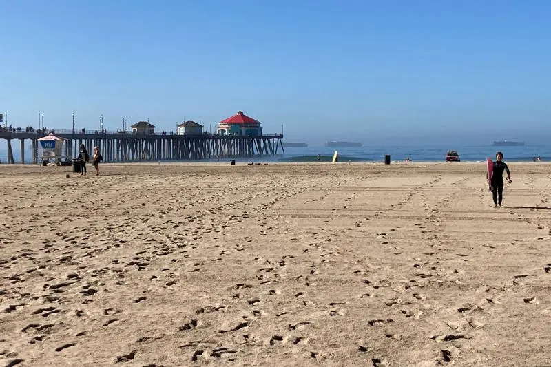 Пляж Surf City USA в Калифорнии открывается после разлива нефти Пляж Surf City USA в Калифорнии открывается после разлива нефти