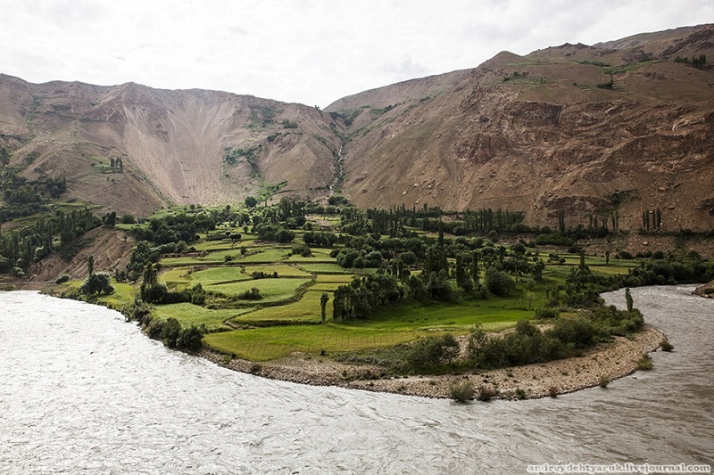 Reka Pyandzh razdelyajushhaya Tadzhikistan i Afganistan Cronos Asia