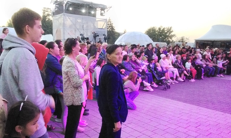 narod sobralsya na koncert ko dnju goroda Cronos Asia