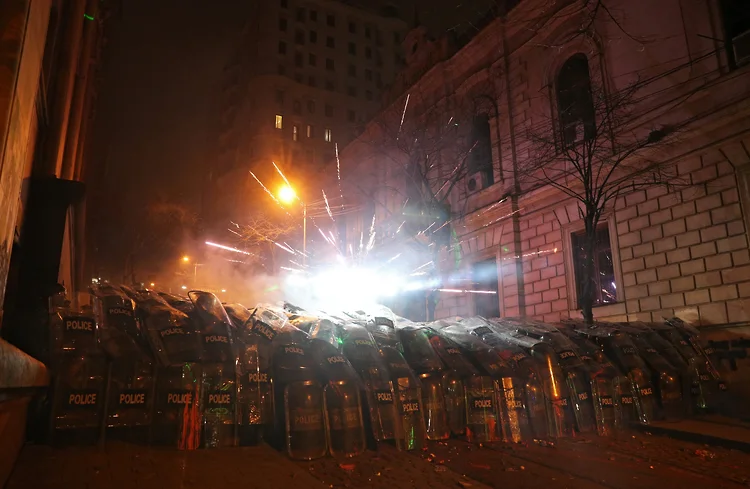 Обзор: Байден помиловал своего сына; более 100 полицейских пострадали в Грузии