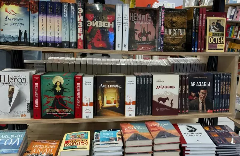 Два пути к читателю: традиционное издательство или самиздат книжные полки, Два пути к читателю: традиционное издательство или самиздат