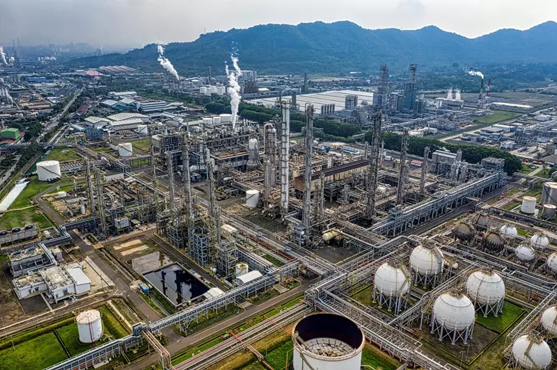 Цены на нефть марки Brent обвалились из-за ожидаемой встречи президентов США и России Нефтяной завод = цены на нефть марки Brent
