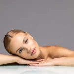 Как поддерживать кожу изнутри? Сбалансированное питание, витамины, полноценный сон, движение и эмоциональная стабильность — основа не только самочувствия, но и внешнего вида.