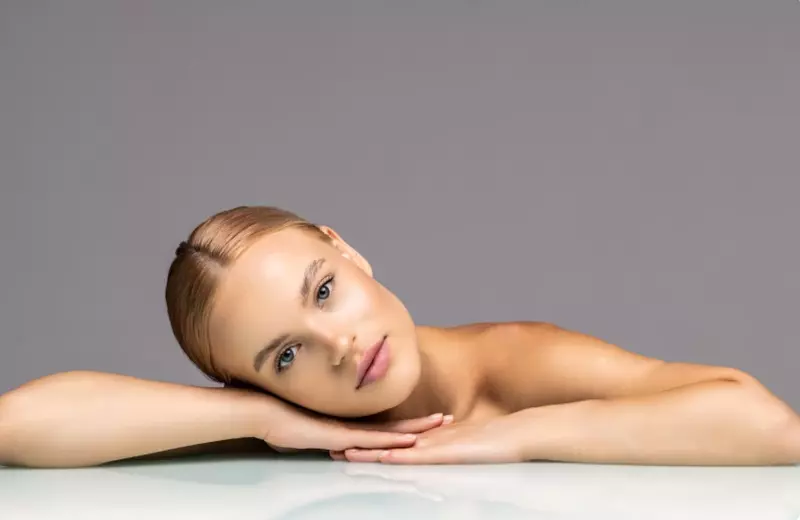 Как поддерживать кожу изнутри? Сбалансированное питание, витамины, полноценный сон, движение и эмоциональная стабильность — основа не только самочувствия, но и внешнего вида.