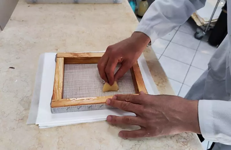 Как в Казахстане возрождают ручное литье бумаги Ручное литье бумаги