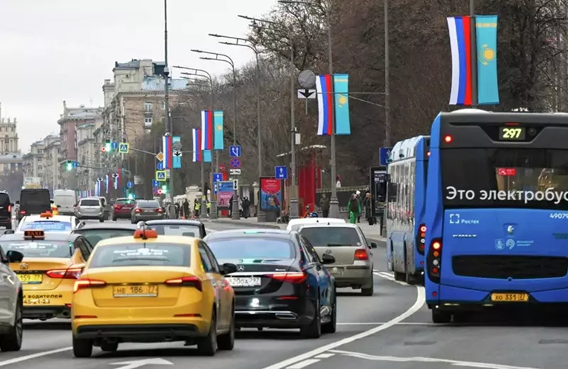 Москва. Флаги Казахстана и России на улицах перед визитом Касым-Жомарта Токаева
