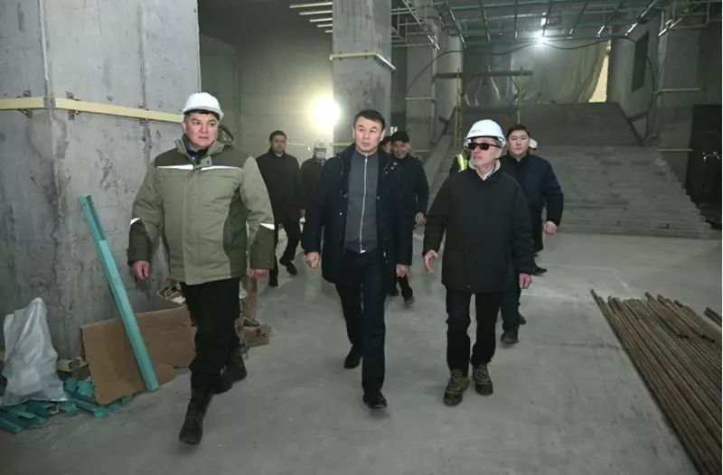 аким Сатыбалды на станции метро "Калкаман"