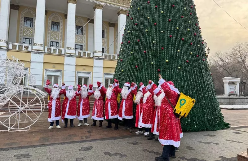 Курьеры Glovo в образах Санты поздравили жителей Алматы